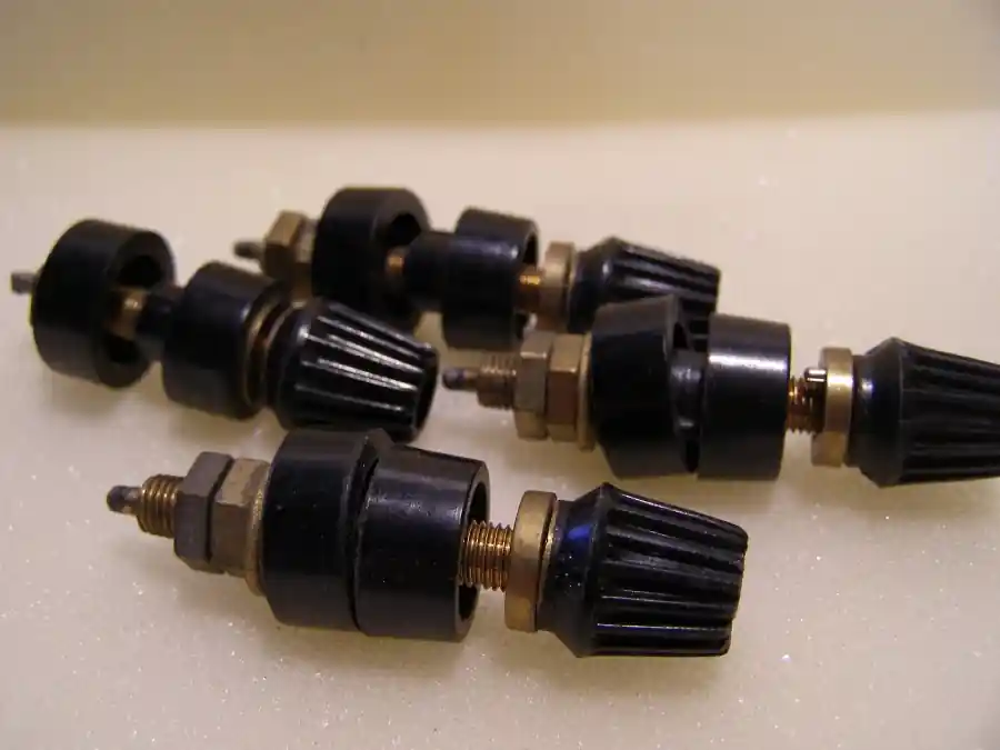 Preiswert Polklemme Schwarz 1x 4Stück