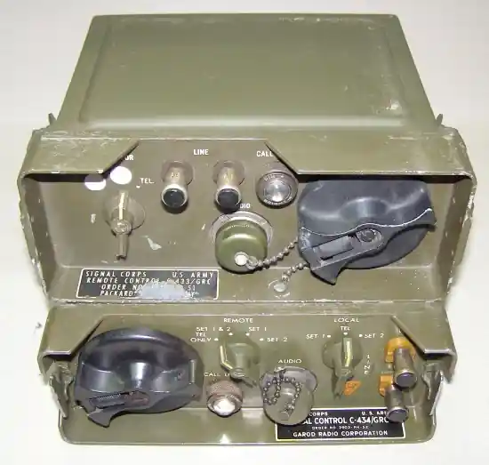 Günstig 2-Teiliges Funkgerät der Französischen Armee C-434/GRC + C-433/GRC