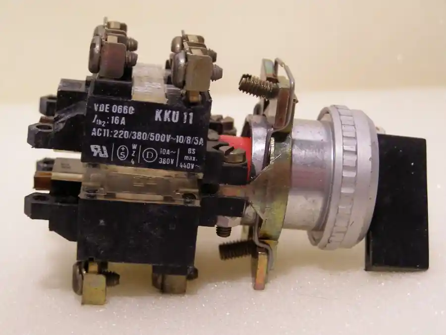 Preisknaller Drehschalter in Industriequalität 220 / 380 / 500 V 10 / 8 / 5 A