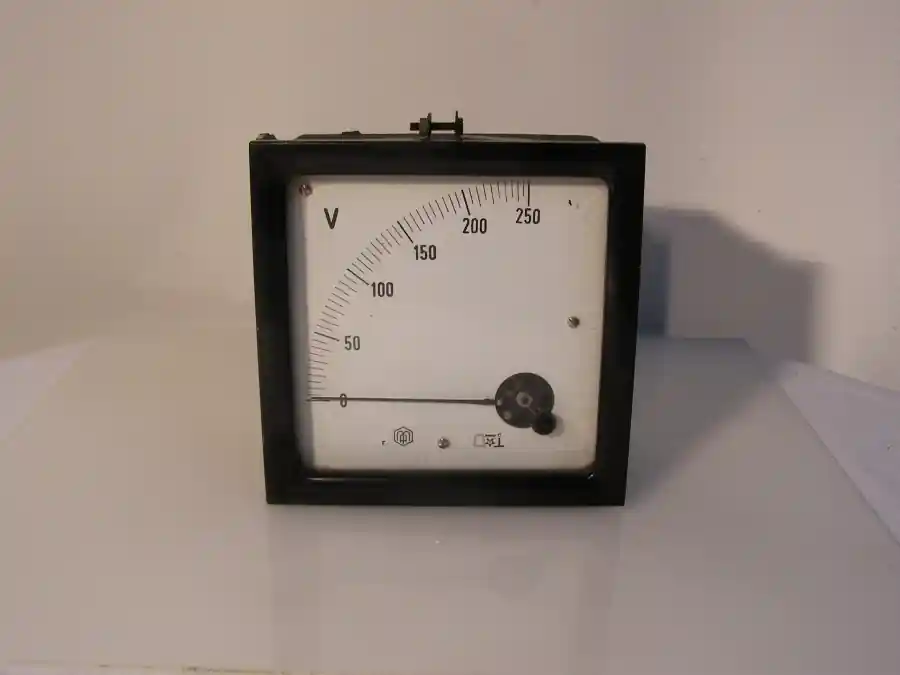 Jetzt Kaufen M & A Voltmeter Analog-Einbaumessgerät Anzeigebereich 0....250V