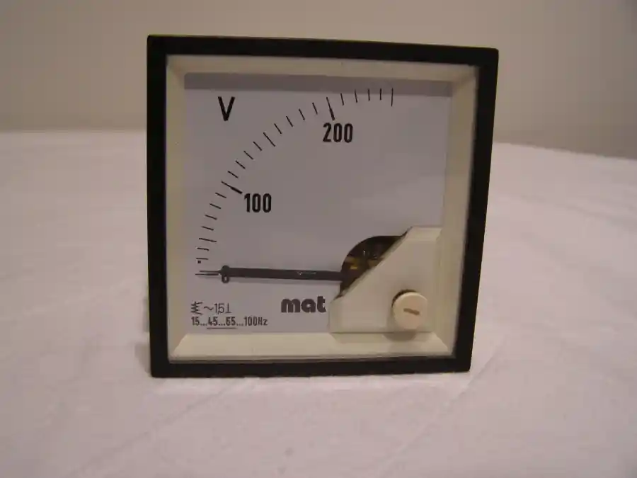 Neu Im Sortiment Mat Voltmeter Analog-Einbaumessgerät Anzeigebereich 0.....200V
