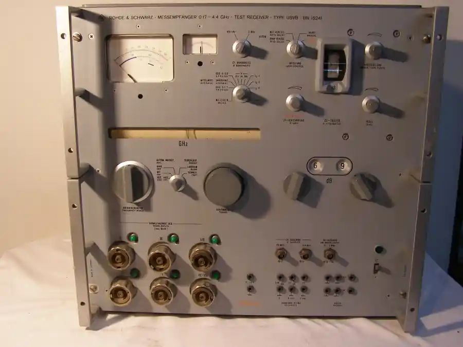 Rohde & Schwarz Messempfänger 0,17 - 4,4 GHz Type USVB BN 152471 Preisknaller