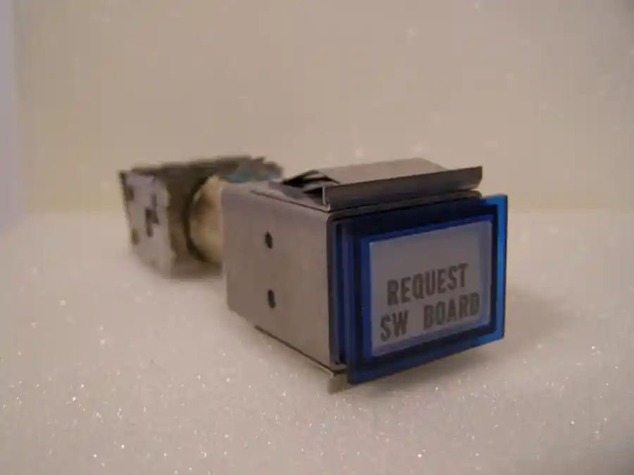 Solange Der Vorrat Reicht REQUEST SW BOARD Taster / Switch / Mikroschalter 250V 5A Neuware !