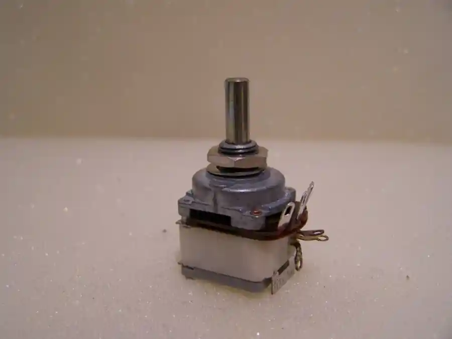 Aktuell RUWIDO Potentiometer mit 270° Anschlag 10kΩ+log NEU 3 Stück