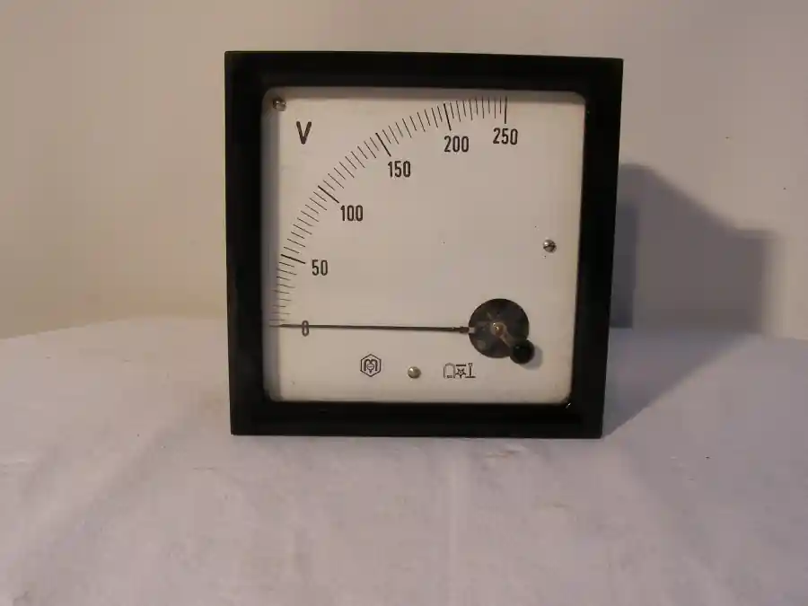 Markenware Voltmeter Analog-Einbaumessgerät Anzeigebereich 0....250V
