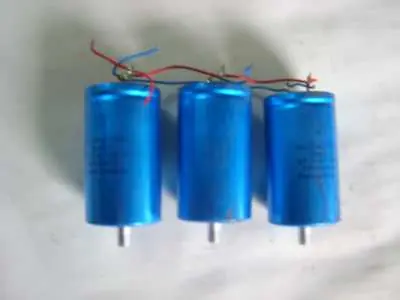 Markenprodukt 3x Kondensator 2200 µF