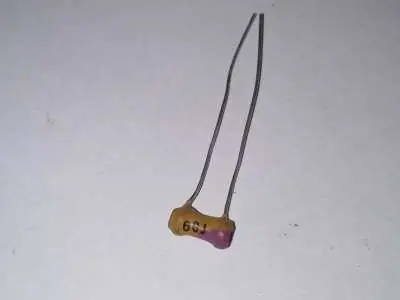 Markenware Keramikkondensator 68µF - 250V