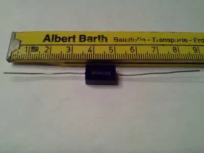 Preis Gesenkt 5 x Kondensator 240uF +-10% - 300V