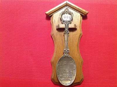 Bestpreis Zinngeschirr Jahreslöffel 1989 " mit Wandhalterung aus Holz"