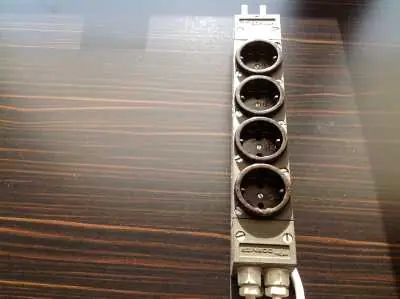 Preiswert 4er Stromleiste 220 V, 50 Hz incl Wandanschlussschiene