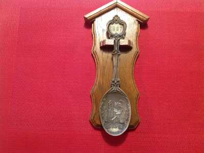 Garantierte Lieferung Zinngeschirr Jahreslöffel 1987 " mit Wandhalterung aus Holz"