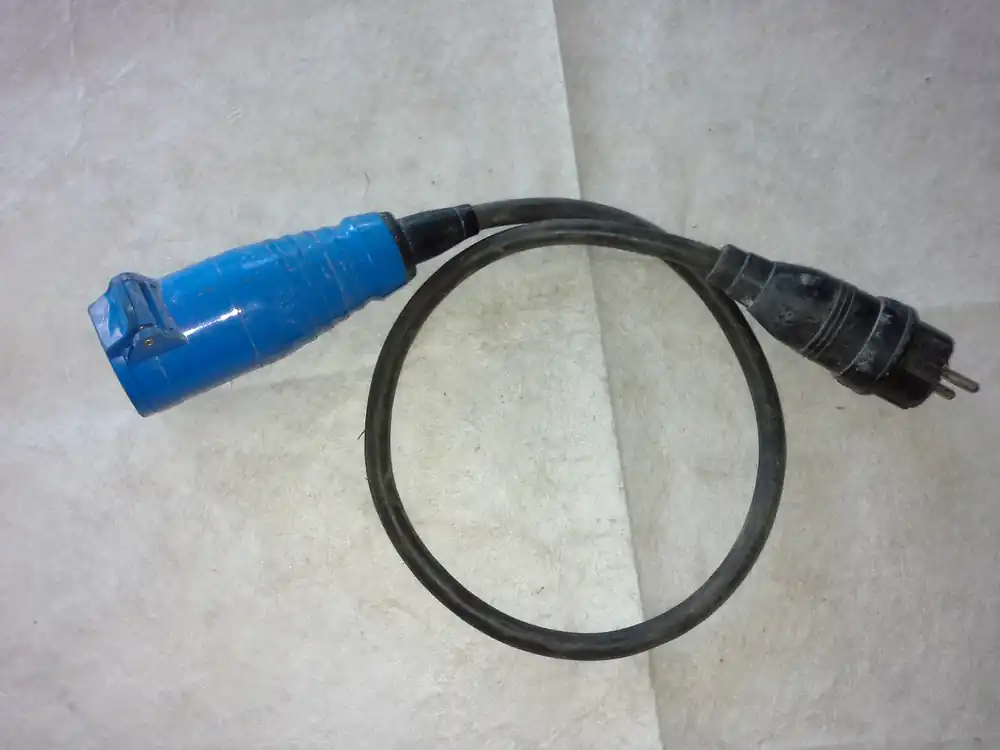 Adapter ABL17 - 3-Pol (weiblich) auf 220V Highlight