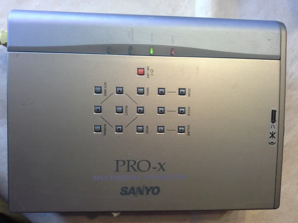 Online Kaufen Beamer Sanyo PLC-SU20E mit Fernbedienung