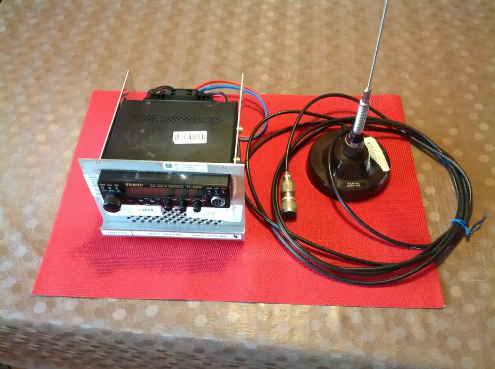 Funkgerät YAESU FM-Transceiver FT-5200 + Magnetfussantenne YAESU RSM-4M Neue Ware