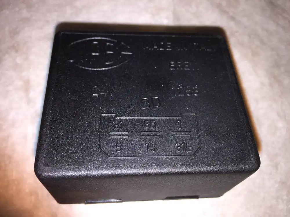 Markenprodukt IVECO, 4831613, Relais - 24V, Wischintervall