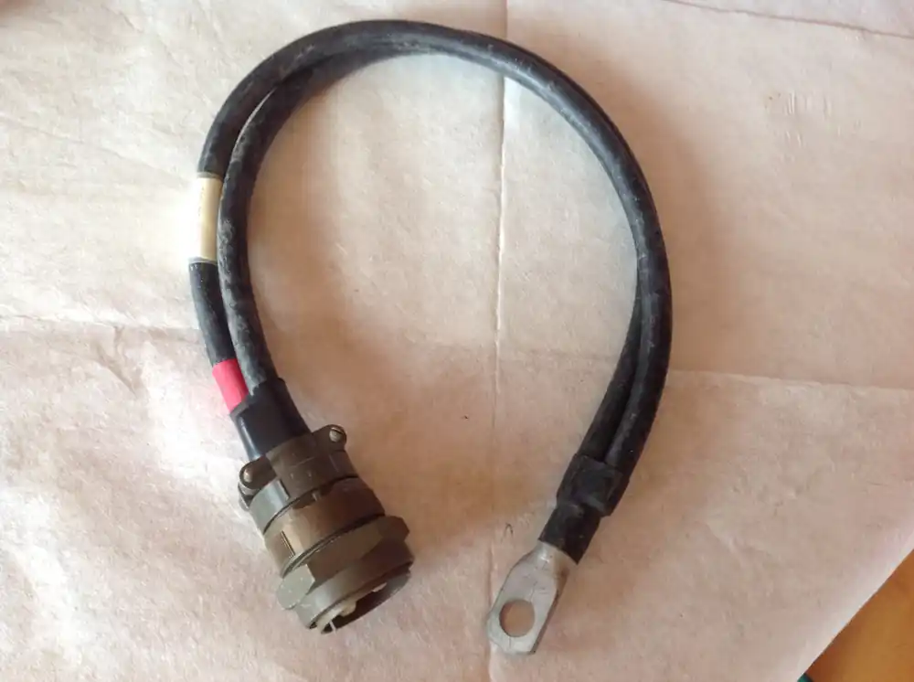 Stromversorgungskabel mit 1 x Nato-Stecker 2-Pol.(M) mit Schraubring und 1 x Ringöse M17 - Länge 0,70m Must-Have