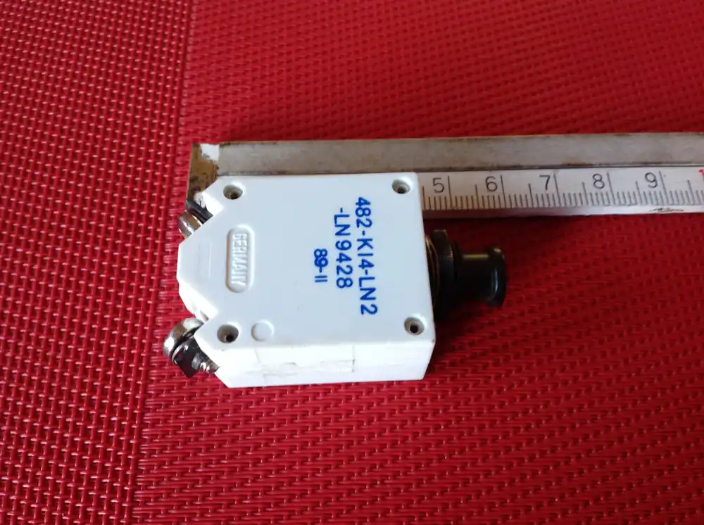 9A-Sicherung 412-K14-LN2-Circuit Breaker Aktuell