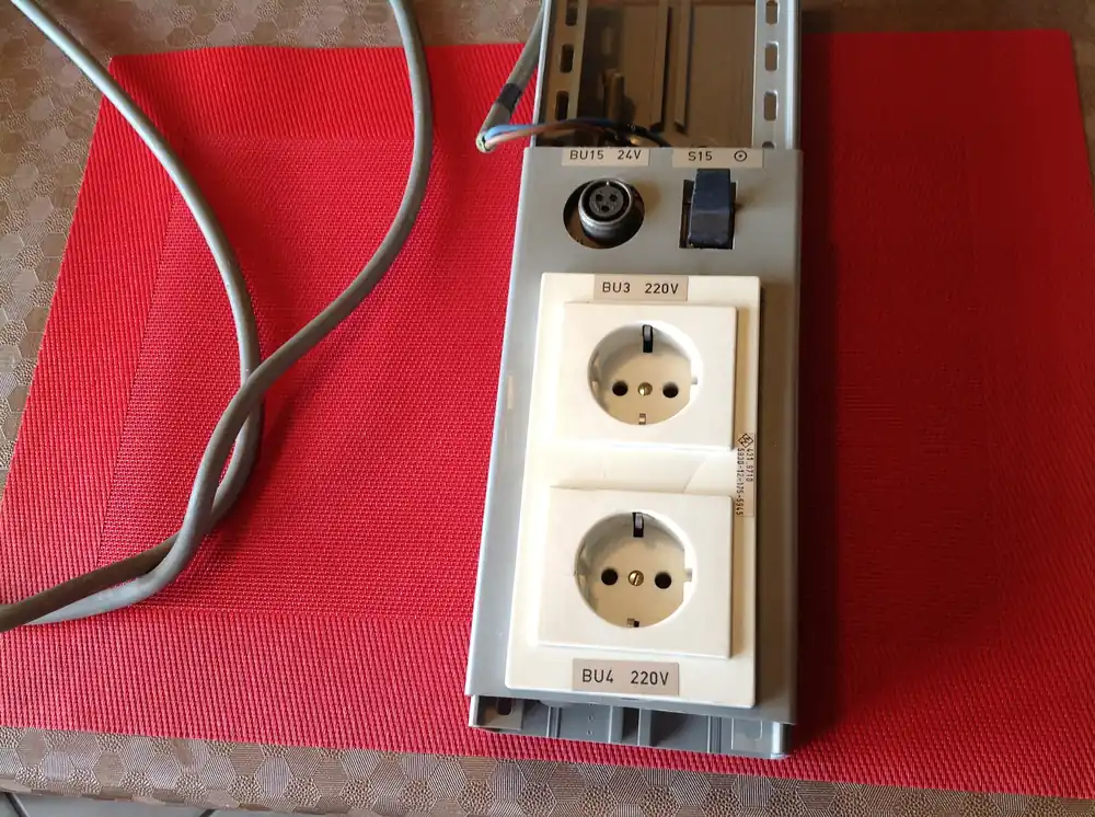 Stromverteilerkasten mit 2 x 220 V Steckdosen und 1 x 24 V Buchse Expressversand