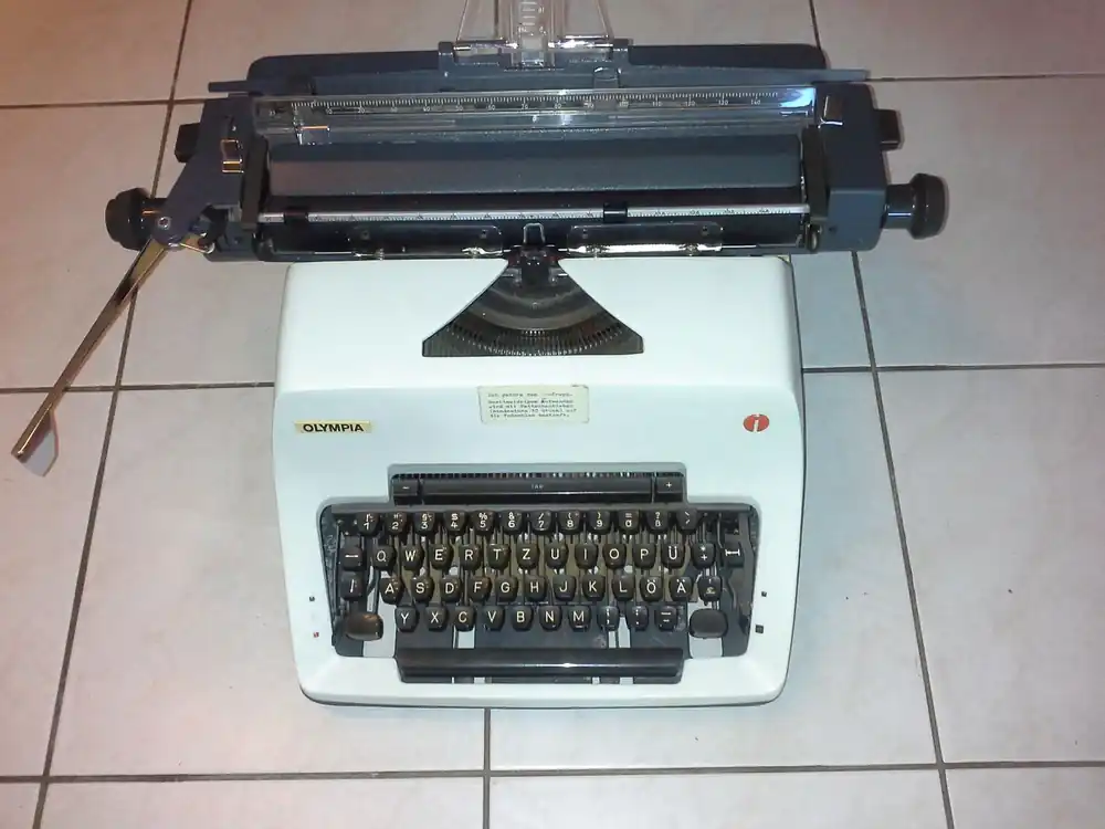 Schreibmaschine 330 mm Olympia SG 3 N Finale Aktion