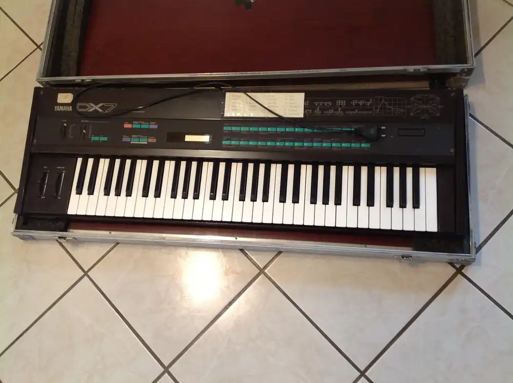 Jamaha DX 7 Digital Programmable Algorithm Synthesizer Keyboard Klassiker Sonderaktion