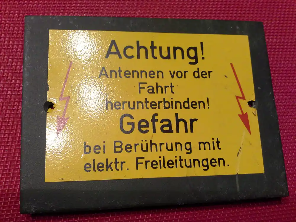Warnschild Achtung Antennen vor der Fahrt herunterbinden Schnäppchen