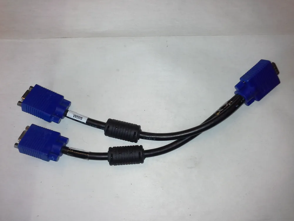 Geprüft D-SUB Kabel / 1x S-VGA Stecker (M) auf 2x S-VGA Buchse (W)