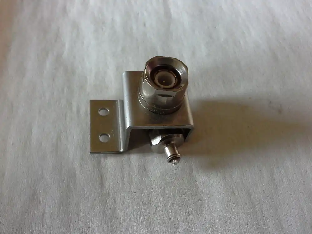 BNC-Crimp Winkelstecker mit Halterung Finale Aktion