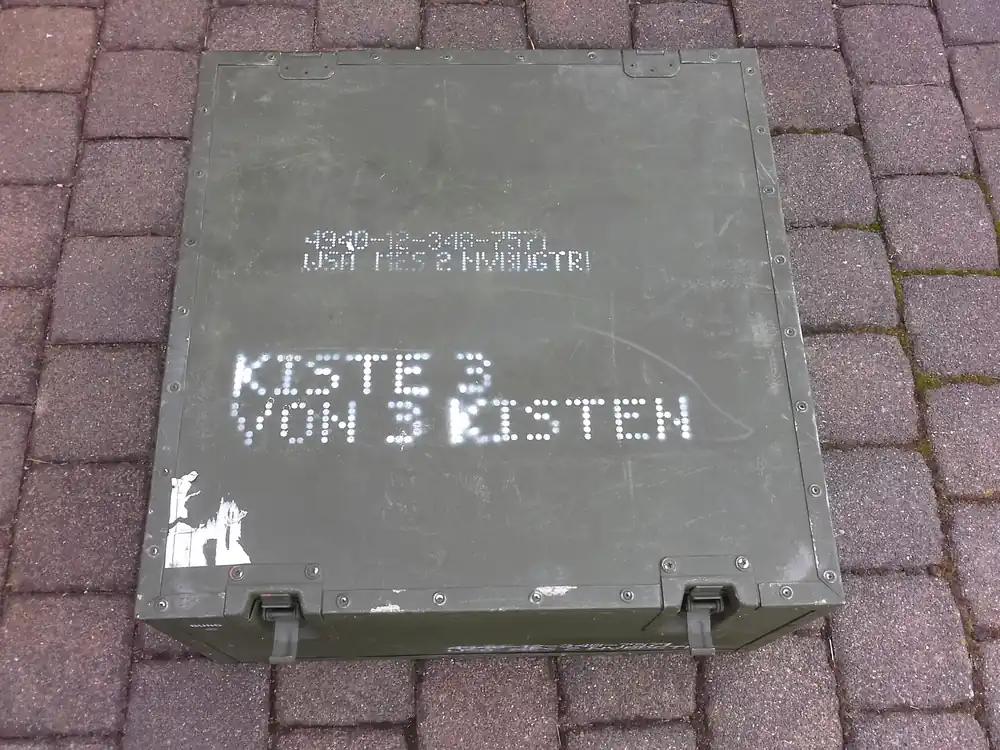Letzte Chance Holzkiste mit Stahlkanten-Verstärkung 60 x 60 x 30 cm
