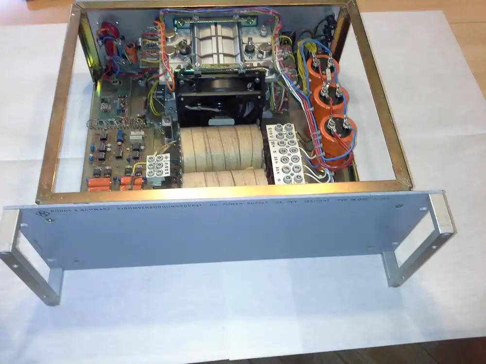 Rohde & Schwarz Stromversorgungsgerät DC-Power Supply Typ IN O25 Nur Für Kurze Zeit