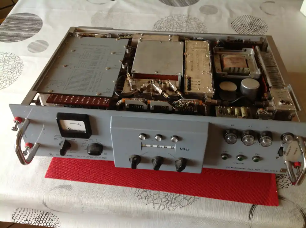 Rhode & Schwarz UHF-Vielkanal-Oszillator / UHF-Multichannel-Oszillator Type ED 10/81 Abverkauf