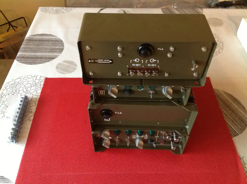 Schneller Versand Orginal Einbausatz für Funkgerät RF 10 von Tschechischer Armee