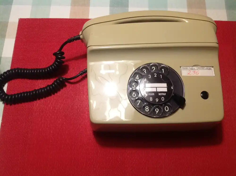 Telefon,Fernsprecher mit Wandbefestigung und Handsprechapperat mit Magnethalterung Solange Der Vorrat Reicht