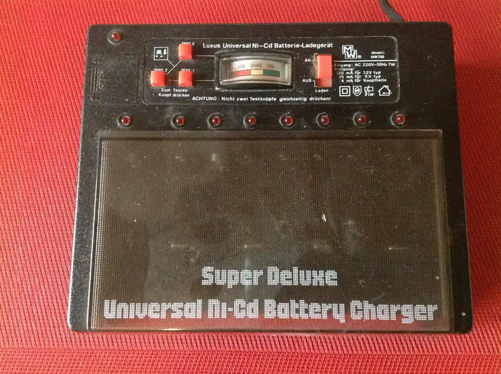Ausverkauf Luxus Universal Ni-Ca Batterie-Ladegerät Mod. MW798