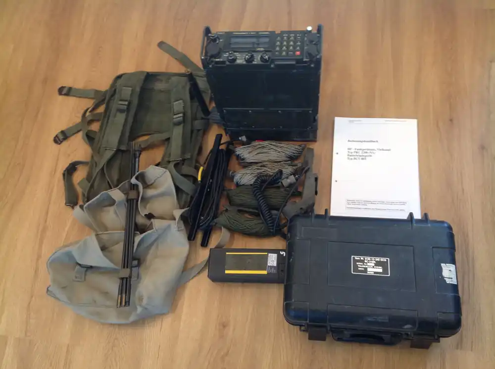 Super-Preis Funkgerätesatz PRC 2200 (SA) Tadiran incl. Orginal Batterieladegerät BC-2188L für NiCd-Batterien 230V + 24V