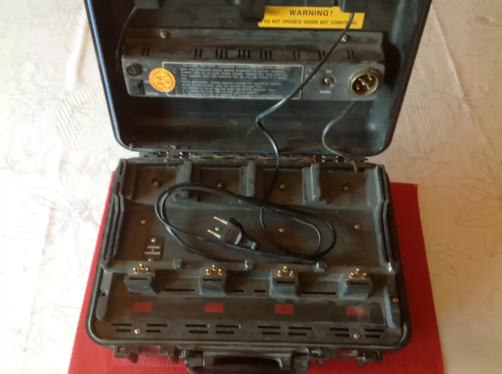 Geprüft Batterieladegerät Tadiran BC-2188L für NiCd-Batterien 230V + 24V für Funkgerät PRC 2200