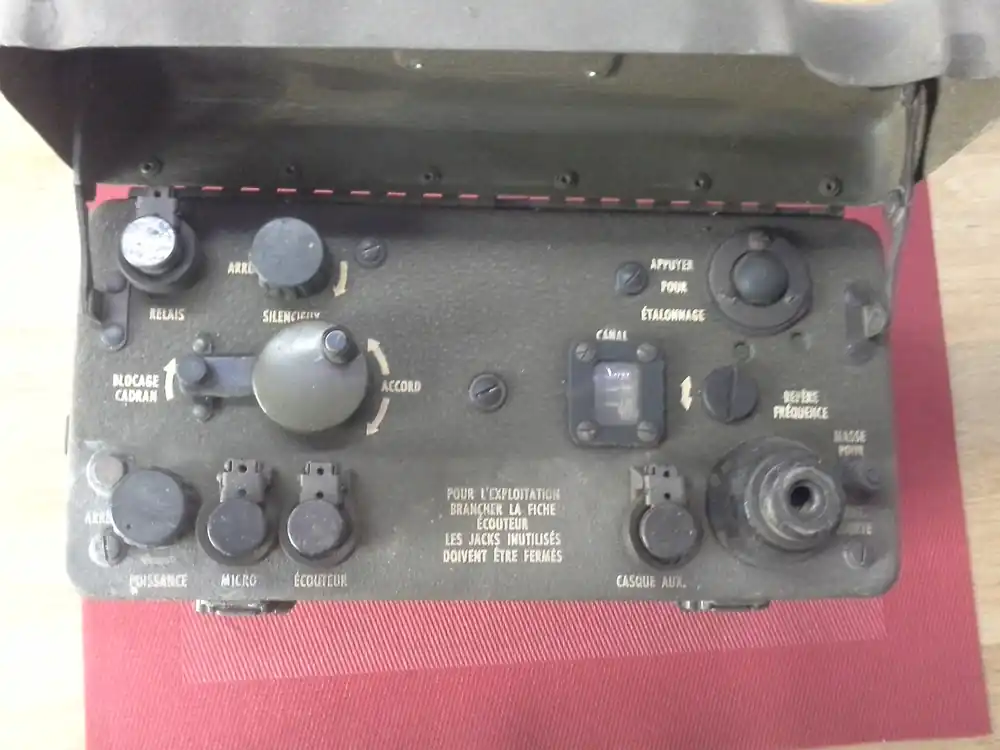 Neu Im Sortiment Funkgerät der französischen Armee Typ BC 1000