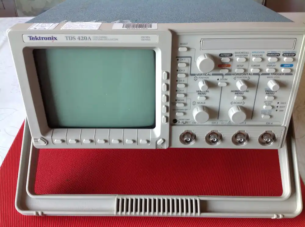 Tektronix TDS 420 A 4 Kanal Digital Oszilloscope 200 MHz Nur Für Kurze Zeit