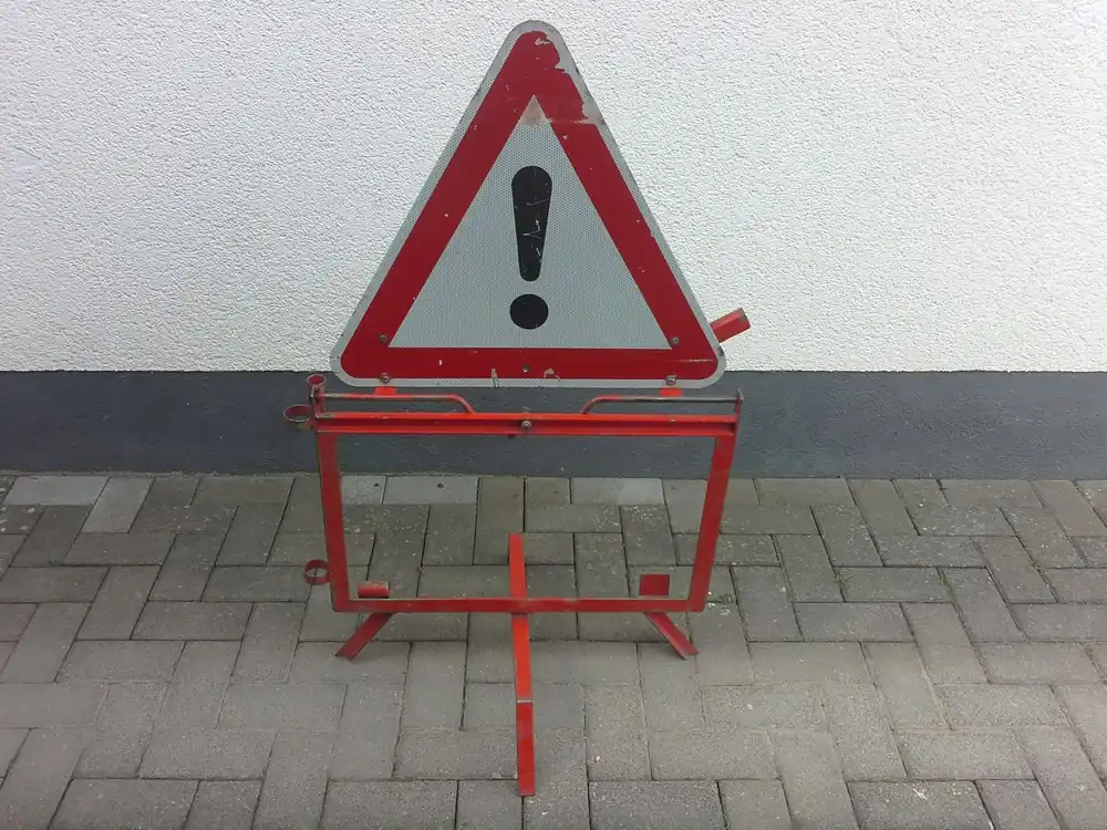 Klappbares Verkehrswarnschild "Achtung Gefahrenstelle" Sonderaktion