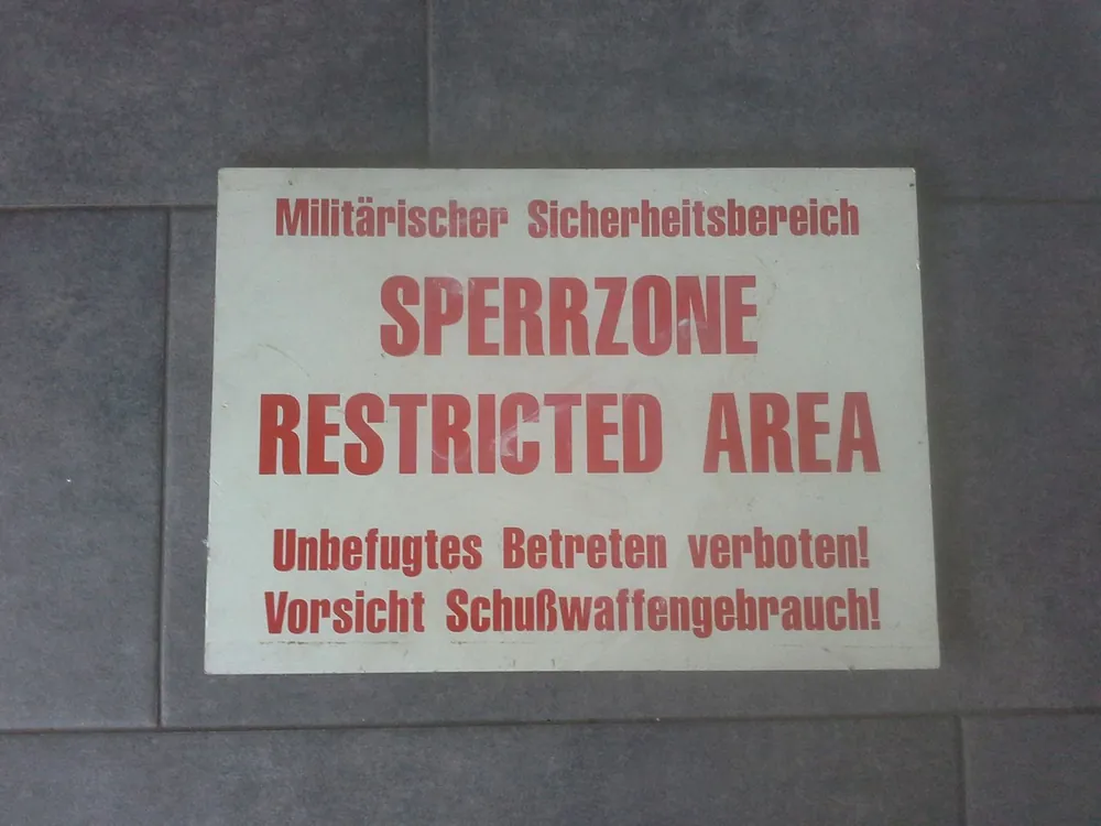 Warnschild " Sperrzone, Restricted Area" Versand Am Gleichen Tag