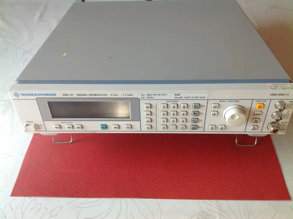 Abverkauf Rohde & Schwarz SML 01 Signal Generator 9 KHz....1,1 GHz incl. Option B1-B3Y