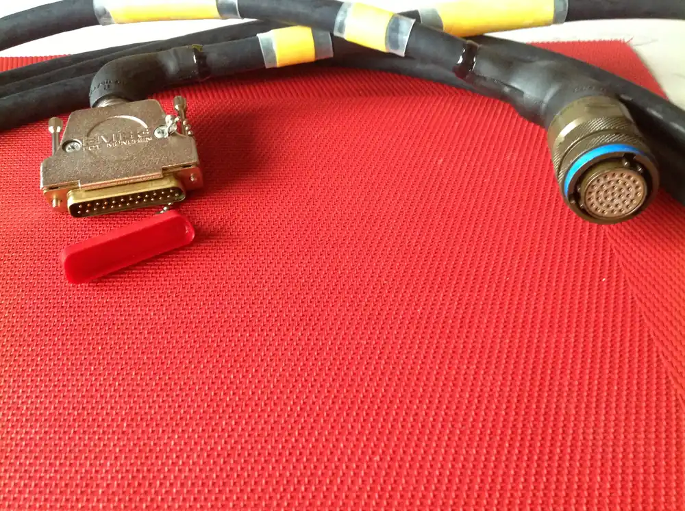 Spezialkabel mit 25 pol. Schnittstellenstecker u. 37 pol Spezialstecker Heißes Angebot