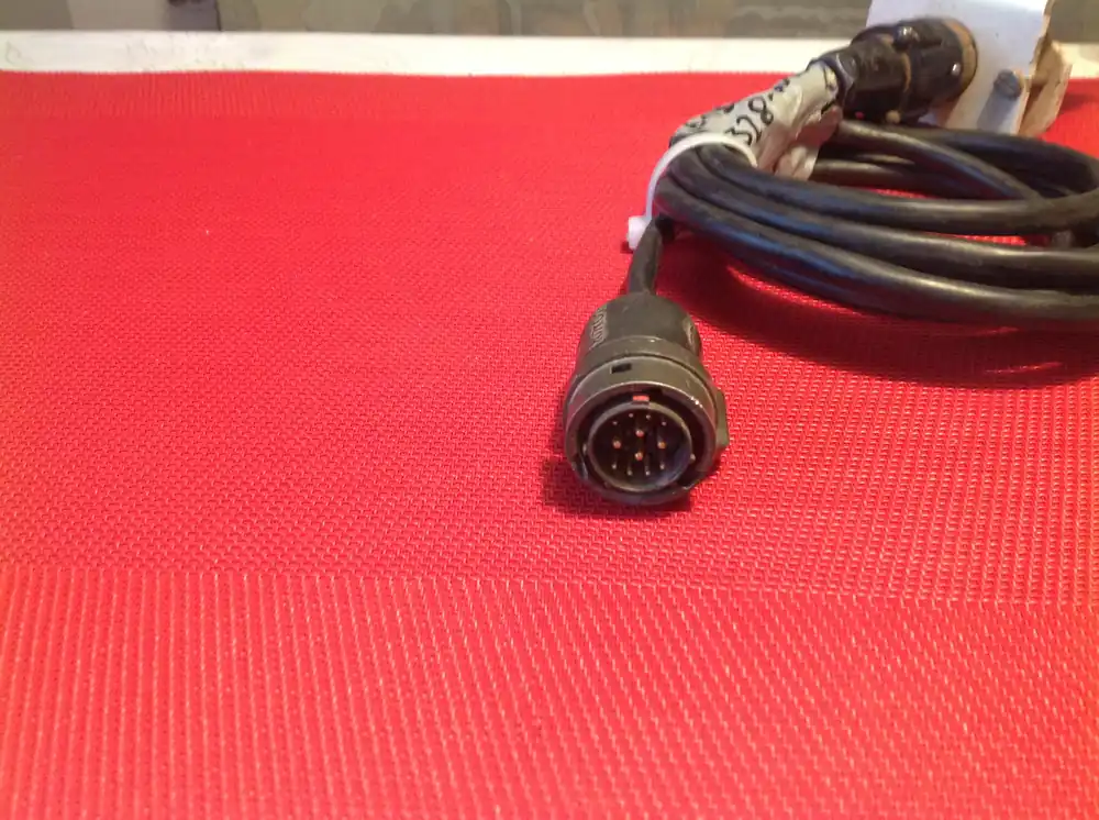 Spezialkabel mit 12 pol. Stecker männlich und U77/U Stecker + Buchse Markenware