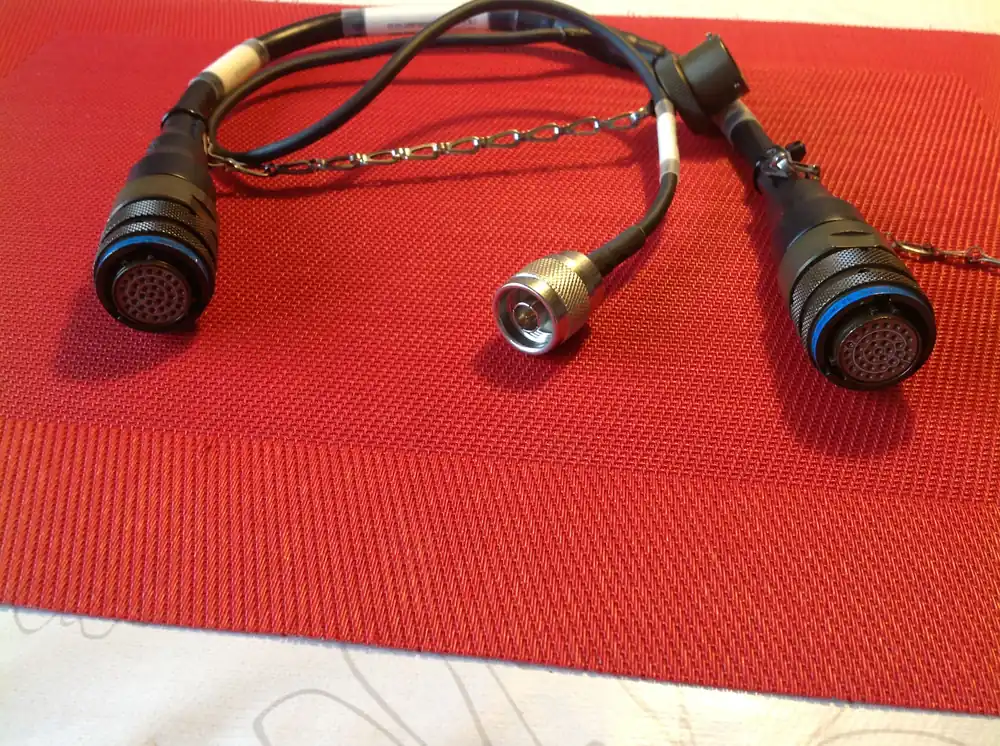 Spezialkabel AK-R-05 mit 2 x 37 pol. Buchse weiblich und HF-Stecker Sichere Zahlung