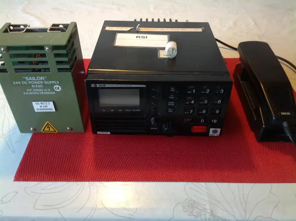 Sender/Empfänger Sailor RT 4722VHF-DSC Duplex Schneller Versand