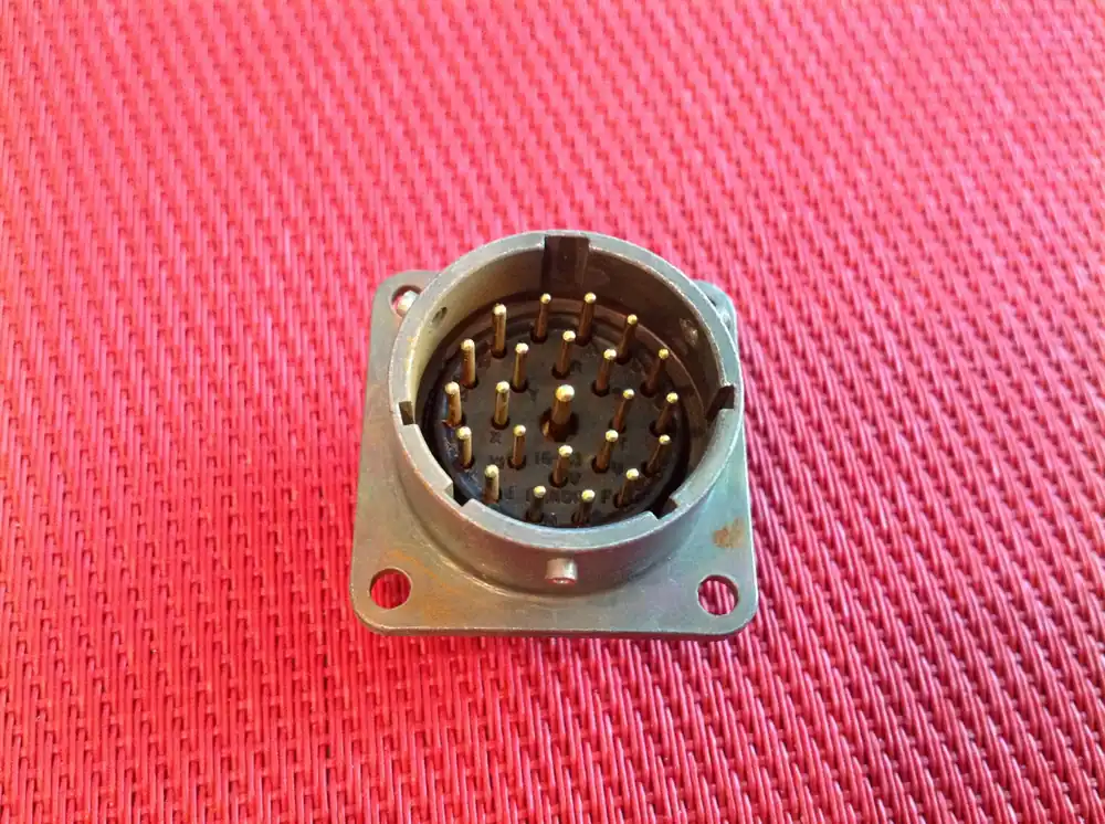 Begrenztes Angebot Goldverbindungsstecker, Einbaustecker männlich 23 pol.