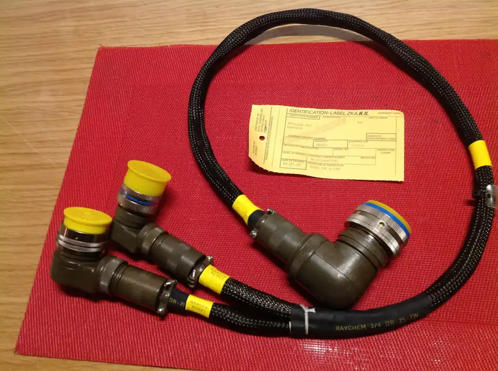 Kabel P 876206-403 Harness mit 24 pol. Eingang u. 26 + 6 pol. Ausgang vom Kampfflugzeug Tornado Sale