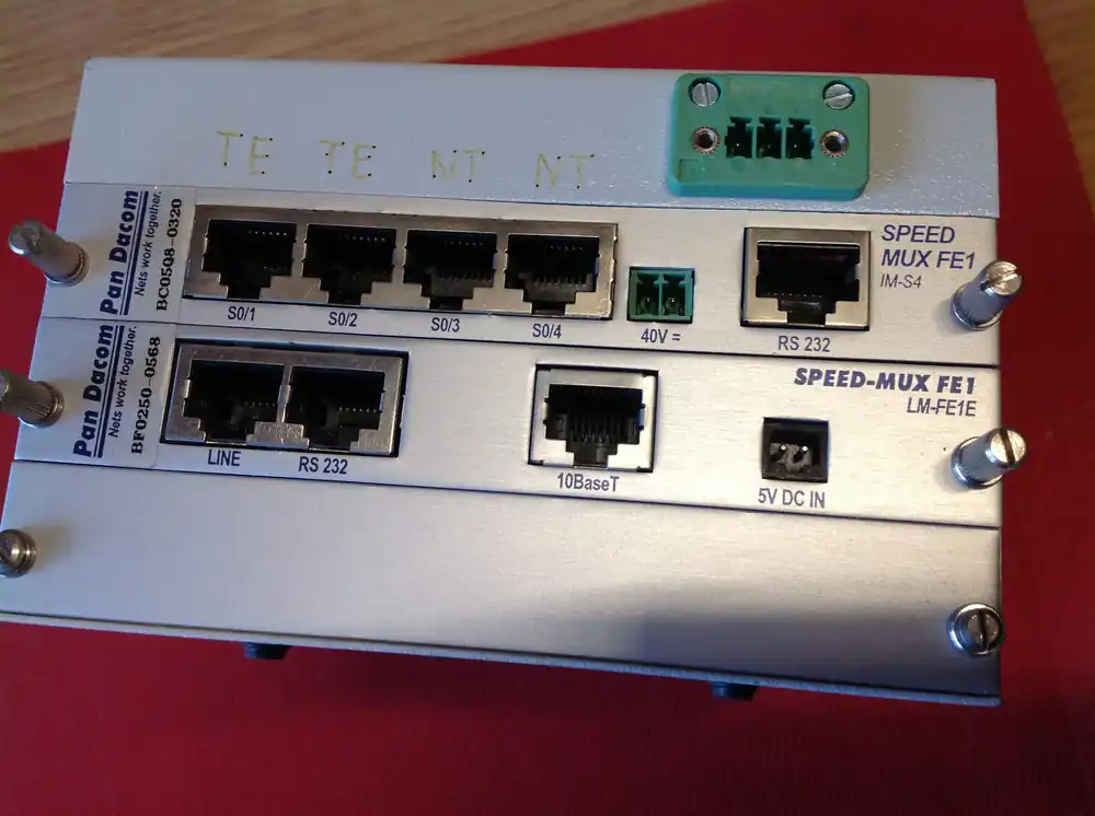 Pan Decom Multiplexer mit Speed-Mux FE1 IM-S4 u. Speed-Mux LM-FE1E Echt