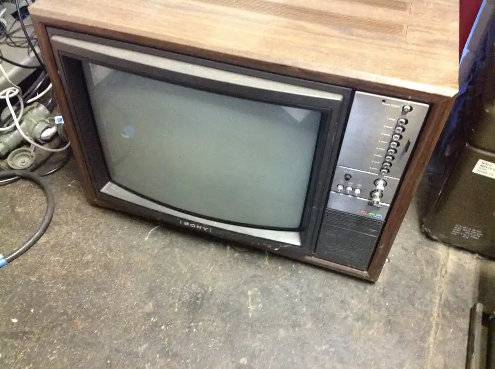 Überwachungsmonitor Monitor TV-Gerät 22" SONY CVM-2250E Echt