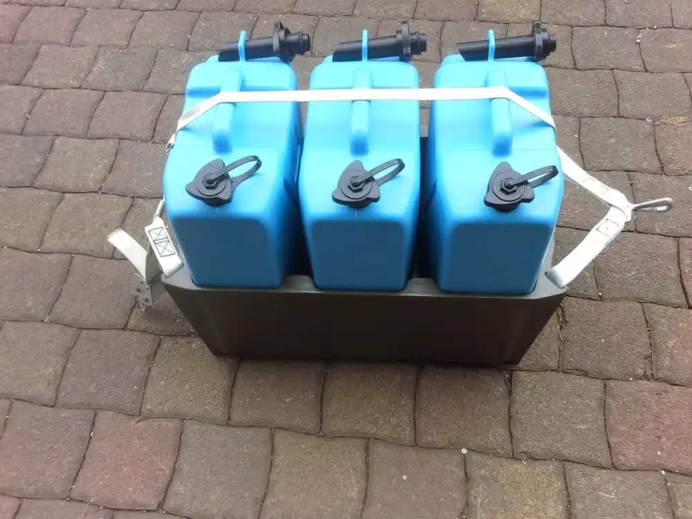 Ausrüstung/Trinkwasser, 3 x 20 L Kanister mit Ausgießer und Orginal Wanne, Flugzeug, Transall C-160 Neu Im Sortiment