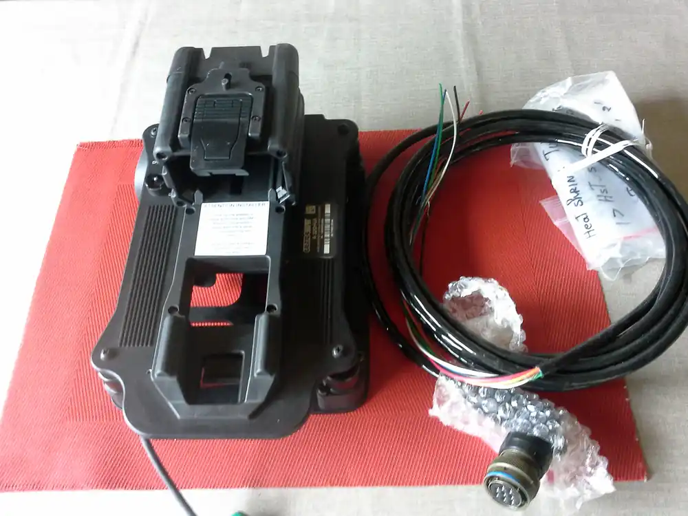 Universelles UltraLife A-320HVA, Fahrzeug Mounting, Harris und Thales Handfunkgeräte, AN/ PRC-148, AN/PRC-152, MBITR II Begrenztes Angebot